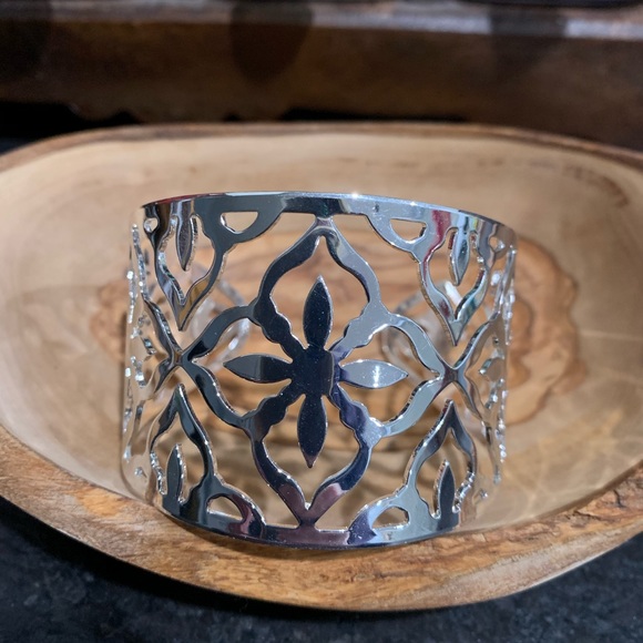 Joyjuice Jewelry Jewelry - Feminine Silver Tone Cuff Bracelet